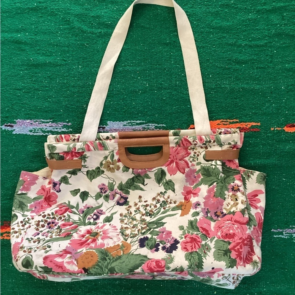 Victoria Garden over night tote bag-
Width 19”
Length 14”